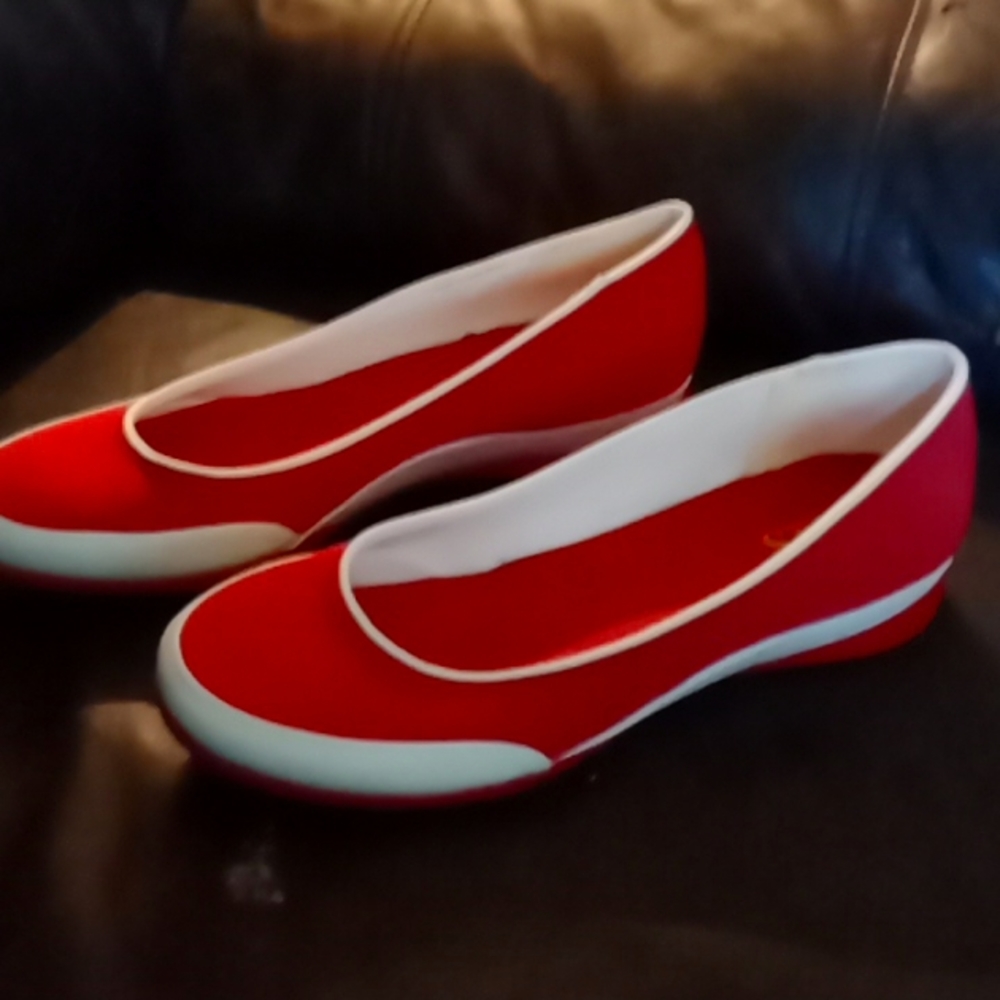 Chaps Flats Size 8.5 Memory foam like new